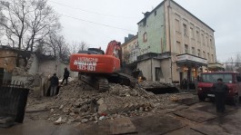В Калининграде сносят незаконную постройку на Ленинском проспекте