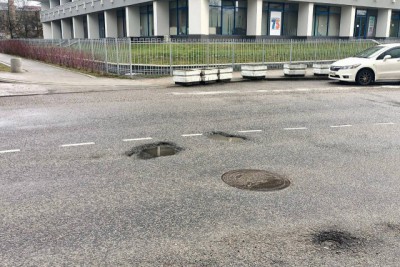 До конца недели планируют убрать ямы на 16 улицах в Калининграде