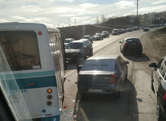 На выезде с Приморского кольца столкнулись автобус и две «легковушки»