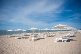 В Зеленоградске выделили 2,5 млн рублей на покупку шезлонгов и зонтов для западного пляжа
