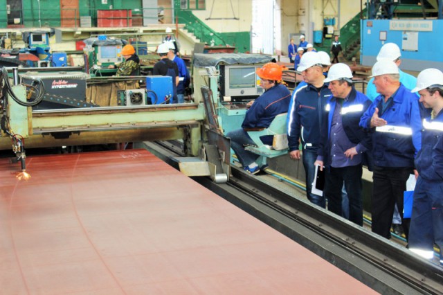 На заводе «Янтарь» начали строить второй траулер для камчатских рыбаков
