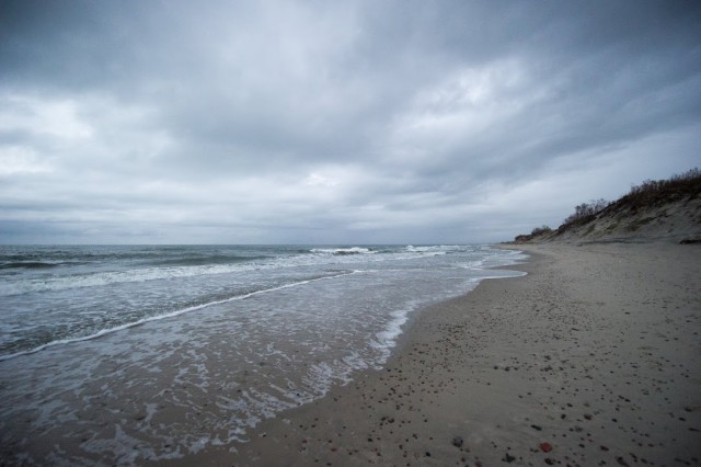 На пляже на Куршской косе отдыхающие обнаружили тело женщины