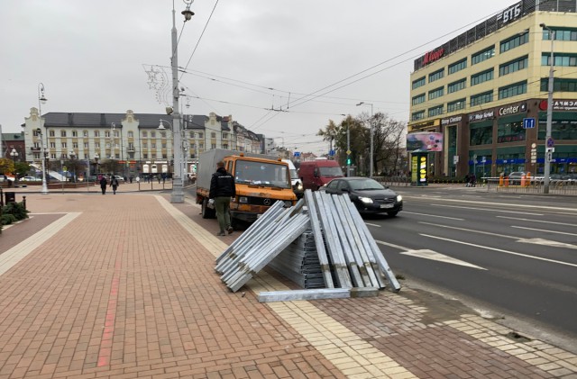 В Калининграде начали убирать ненужные заборы вдоль дорог