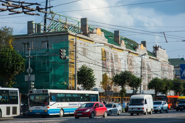 В доме без крыши на Ленинском проспекте в Калининграде затопило несколько квартир (фото, видео)