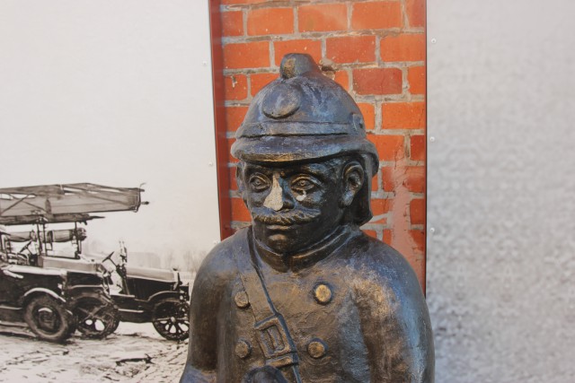 Вандалы испортили памятник тильзитскому пожарному в Советске