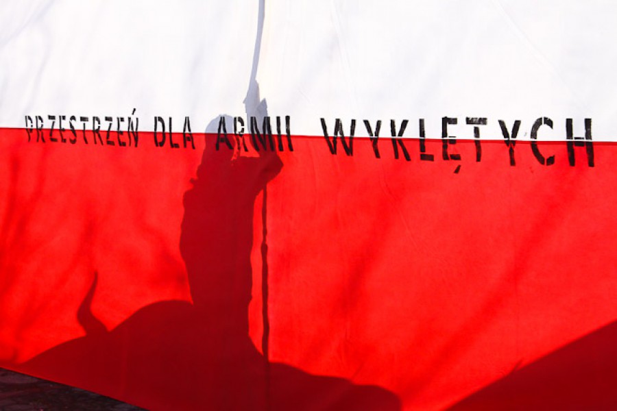Памятник Черняховскому в Пененжно завесили свастикой