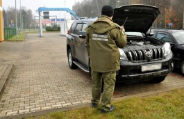 Польские пограничники конфисковали на границе с Калининградской областью две краденые машины (фото)