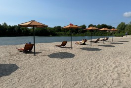 «Лежаки, качели и раздевалки с якорями»: как пляж на Пелавском озере подготовили к купальному сезону