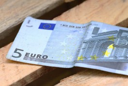 В обращение ввели обновлённые банкноты в 5 евро