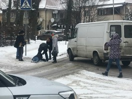 На улице Тельмана в Калининграде на пешеходном переходе пострадал мужчина