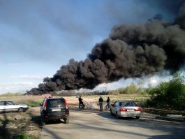 В поле возле Рыбного подожгли шины: столб дыма виден из Калининграда