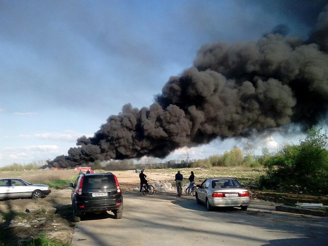 В поле возле Рыбного подожгли шины: столб дыма виден из Калининграда