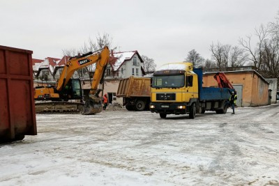 На стадион «Спартак» в Калининграде завезли строительную технику: власти проведут проверку
