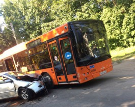 На улице Ялтинской в Калининграде пассажирский автобус протаранил «Тойоту»