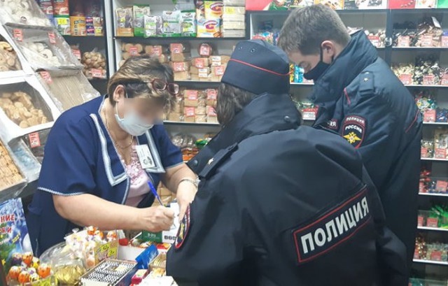 «Штраф за маску»: полицейские провели рейд на Захаровском рынке в Калининграде