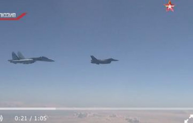 СМИ опубликовали видео с подлетевшим к самолёту Шойгу истребителем НАТО (видео)