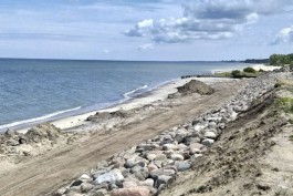 «Камни и сваи»: в Куликово укрепили километровый участок берега