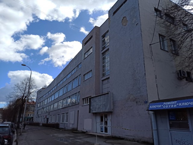 С исторического здания Дома офицеров в Калининграде отвалилась часть фасада