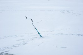 В Куршском заливе два рыбака на снегоходе провалились под лёд 