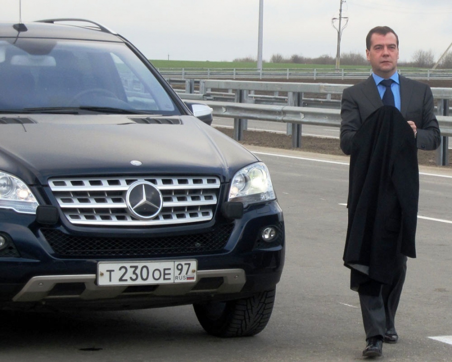 Медведев проехал по Приморскому кольцу за рулём внедорожника (видео)