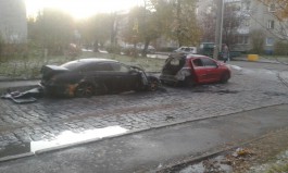 На улице Чекистов в Калининграде сгорели «Мерседес» и «Пежо»