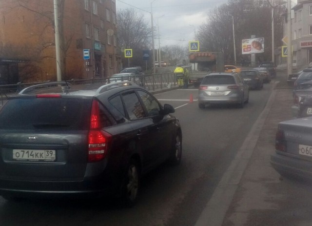 Очевидцы: На улице Горького в Калининграде начали устанавливать шумовые полосы возле перехода