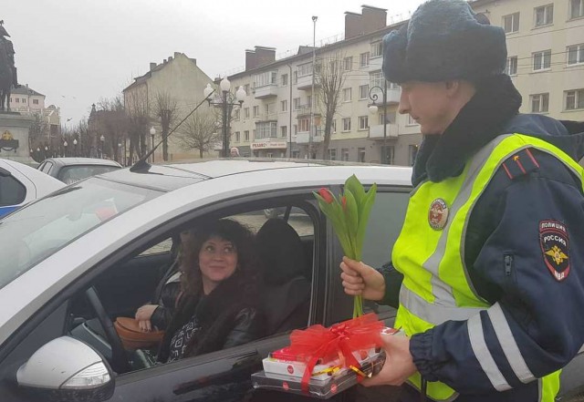 Сотрудники ГИБДД поздравили женщин-автомобилистов Калининградской области с 8 Марта