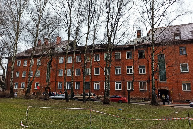 Вокруг горевшего дома на Артиллерийской в Калининграде начали устанавливать забор