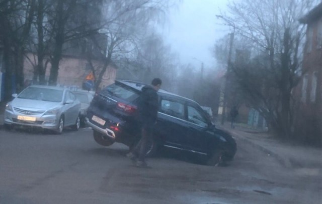 На улице Нансена в Калининграде внедорожник провалился в яму на асфальте