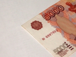 Рубль начал неделю ростом к мировым валютам