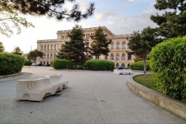 Прокуратура требует от поставщика вернуть более 8 млн рублей за скамейки у поющего фонтана в Калининграде