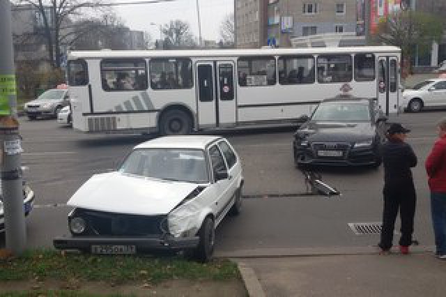 В центре Калининграда столкнулись «Ауди» и «Фольксваген»: пострадала женщина (фото)