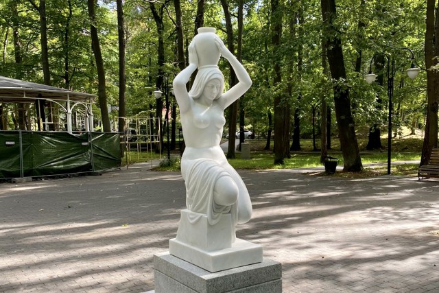 «Вопиющие несовпадения»: власти отказались принимать копию скульптуры «Несущая воду» в Светлогорске