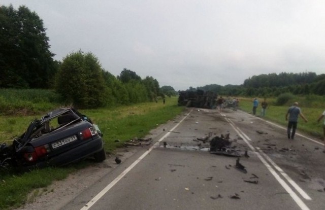 На федеральной трассе под Черняховском «Ауди» смяло после столкновения с грузовиком: дорога перекрыта