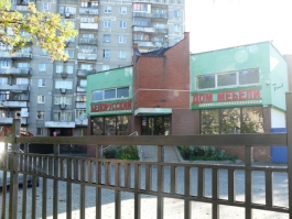 Мебельный магазин на ул. Инженерной в Калининграде закрыл подъезд к домам (фото)