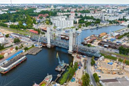 В Калининграде установили 150-метровый пролёт железнодорожного моста через Преголю