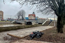 На набережной острова Канта в Калининграде демонтировали конструкции торгового павильона (фото)