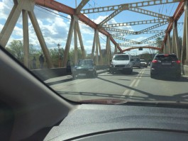 На мосту на ул. Киевской произошло ДТП: движение в обе стороны затруднено