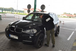 В Калининградскую область пытались ввезти BMW X5, объявленный в розыск