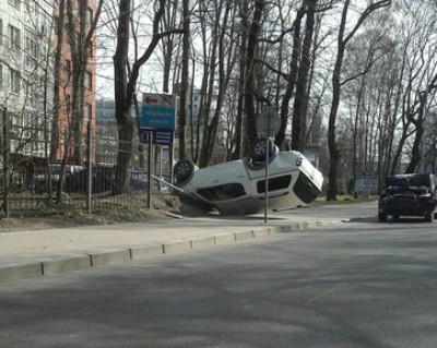 На ул. Донского в Калининграде перевернулась легковушка (фото)
