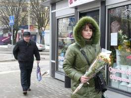 Калининградские женщины ждут на 8 Марта цветов, конфет и впечатлений