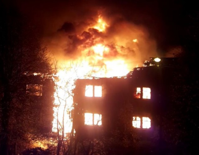 На улице Чехова в Калининграде горит двухэтажный дом