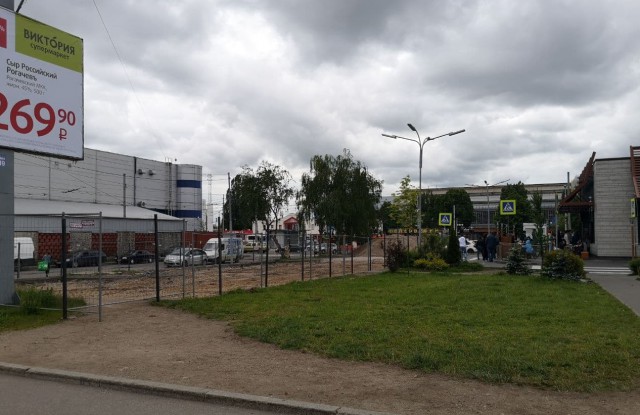 В Калининграде установили забор на парковке у «Макдоналдса», где планируют строить двухэтажный магазин