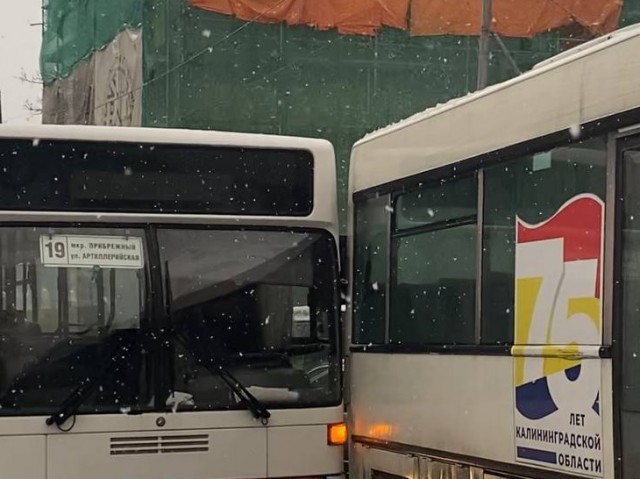 На улице Фрунзе в Калининграде столкнулись два автобуса: заблокирована половина дороги