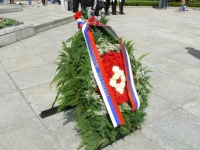 Калининградские чиновники возложили венки к памятнику 1200 гвардейцам (фото)
