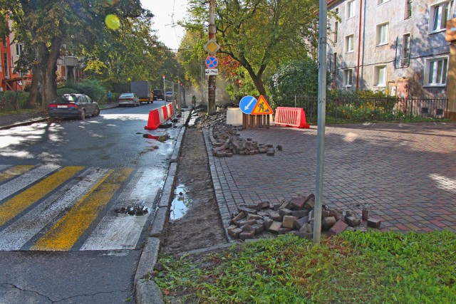 На улице Комсомольской в Калининграде начали ремонт тротуаров 