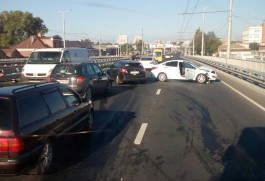 На Московском проспекте в Калининграде столкнулись легковушка и микроавтобус: движение затруднено