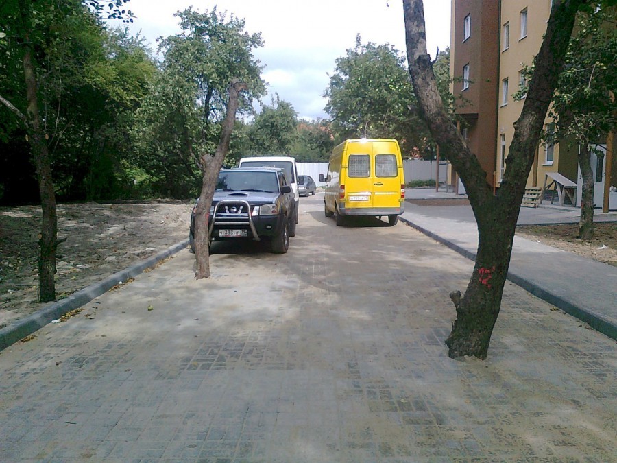 Улица Гурьева в Гурьевске превратилась в «трассу с живыми препятствиями» (фото)