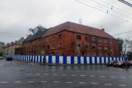 Дом пожарных в Калининграде огородили строительным забором  (фото)