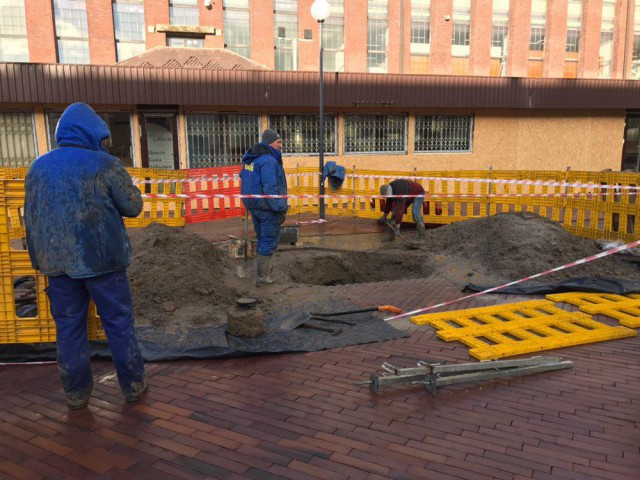 Рабочие раскопали пешеходную зону на улице Баранова из-за утечки воды